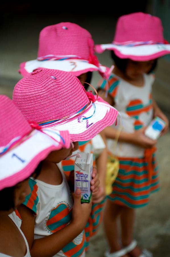 Zhu Yanhong numbers their quadruplets’ hats to identify them. (Xinhua/Hu Chenhuan) 