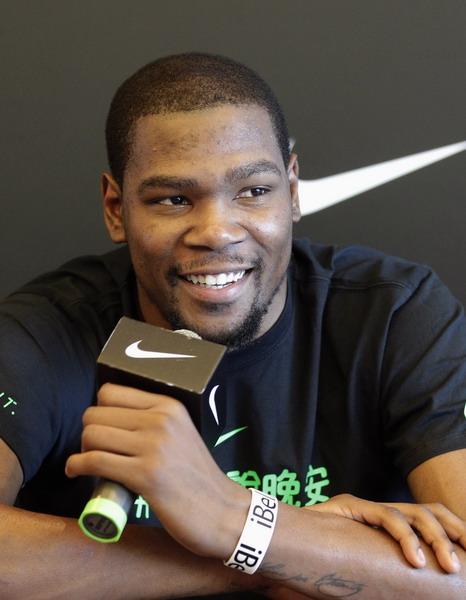 NBA basketball player Kevin Durant of the Oklahoma City Thunder smiles during a news conference in Taipei July 16, 2013. Durant is on a two-day promotional tour in Taiwan. (chinadaily.com.cn/agencies)