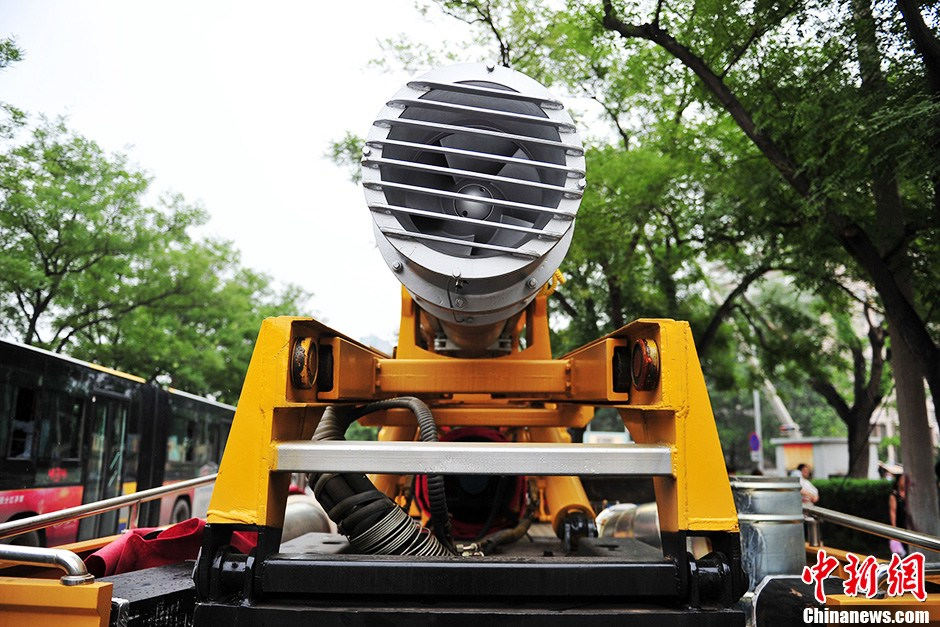 Emergency rescue vehicles, such as the highly-effective drainage vehicles and electricity-generating vehicles are stationed near the Guangqumen Bridge in Beijing, capital of China, on July 9. The capital city's flood control office together with other government authorities has designed emergency plans to prevent heavy rain-induced accidents as the city enters its flood season. (Photo from Chinanews.com/Translated by Zhang Junmian) (Source: China.org.cn)