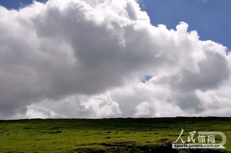 The breathtaking scenery during the cycling race.(People's daily online)