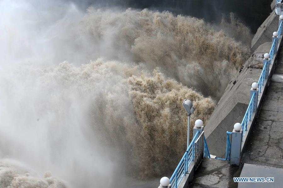 Flood water is discharged from the Gezhou Dam in Yichang City, central China's Hubei Province, July 21, 2013. The Yangtze River, China's longest, braced for its largest flood peak so far this year due to continuous rainfall upstream. Water flow into the reservoir of the Three Gorges Dam reached 49,000 cubic meters per second on Sunday morning. (Xinhua/Xiao Jiafa)