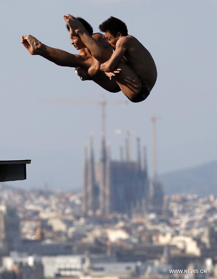 China's Cao Yuan and Zhang Yanquan compete during the men's 10m synchro platform final of the Diving competition in the 15th FINA World Championships at the Piscina Municipal de Montjuic in Barcelona, Spain, on July 21, 2013. Cao Yuan and Zhang Yanquan took the bronze with a total socre of 445.56 points. (Xinhua/Wang Lili)