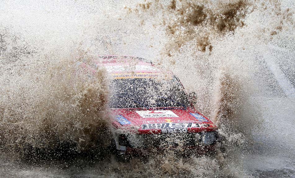 Liang Yongcheng, a racer of Cheetah fleet, is in the race on July 14, 2013. 2013 National Automobile Site Cross Country Championships, Beijing Huairou sub-station entered into the second stage of the competition on the day. (Xinhua/Cao Can)