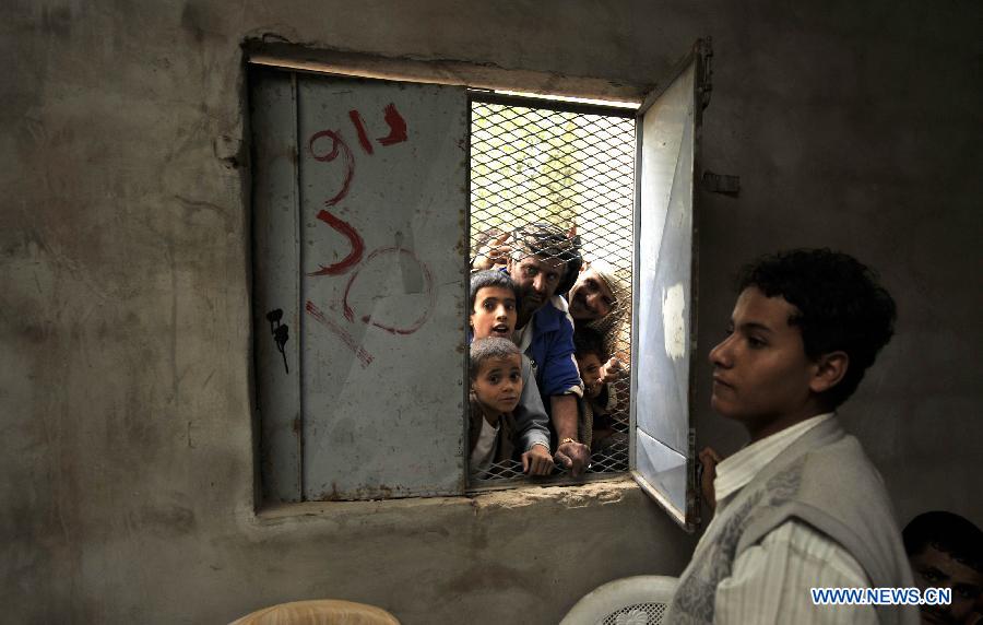 People look into a window of a charity orgnization offering free food in Sanaa, Yemen, July 22, 2013. The United Nations humanitarian envoy in Yemen appealed to the international community to provide 702 million U.S. dollars in aid of some seven million people affected by conflict and instability in Yemen. (Xinhua/Mohammed Mohammed) 