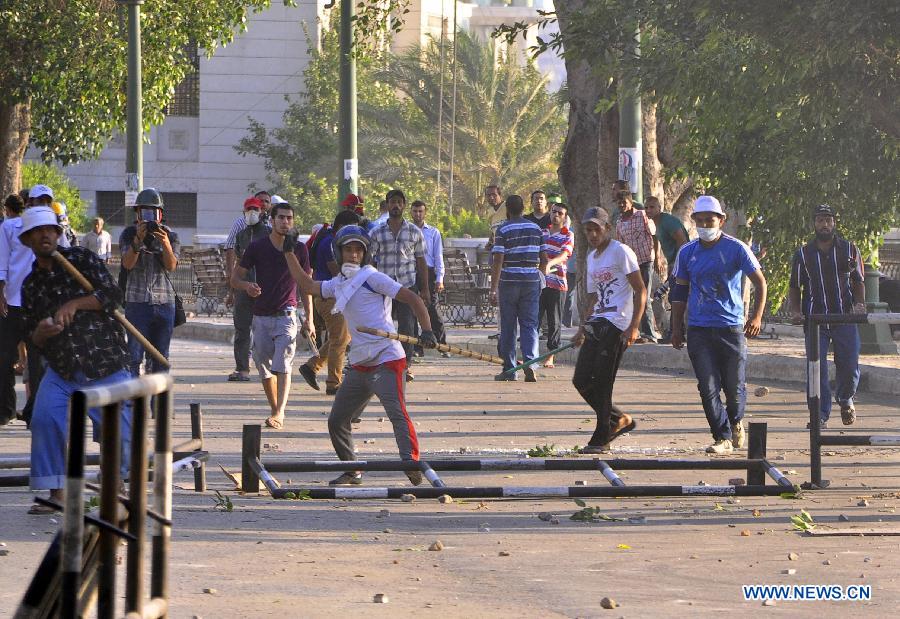 Supporters of Egypt's ousted president Mohamed Morsi walk towards the opponents during clashes in Cairo, Egypt, July 22, 2013. The death toll of clashes between supporters and opponents of ousted Egyptian president Mohamed Morsi on Monday has climbed to four, the state TV reported. (Xinhua/STR) 