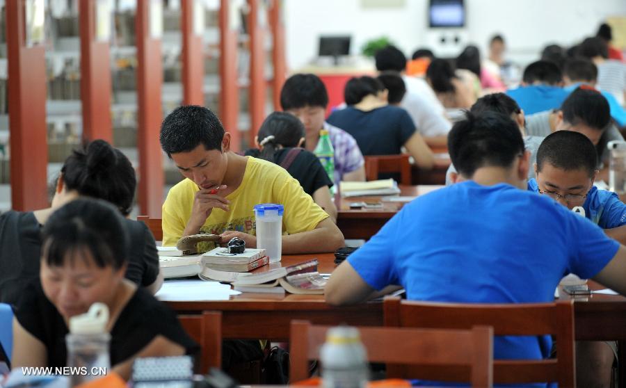 Citizens read books at the Hebei Provincial Library in Shijiazhuang, capital of north China's Hebei Province, July 23, 2013. Many citizens enjoy reading at libraries in hot summer days. (Xinhua/Zhu Xudong)