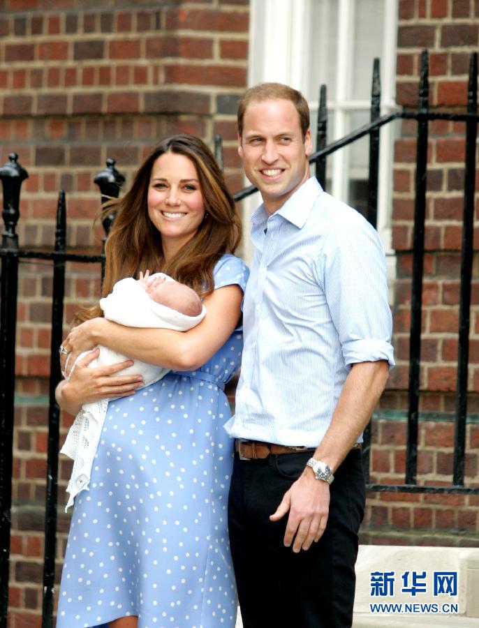 Prince William, his wife Kate and their newborn baby boy have arrived at Kensington Palace. Just before they left the hospital, the royal couple gave the world its first glimpse of Britain’s newest Prince. (Photo/ Xinhua)