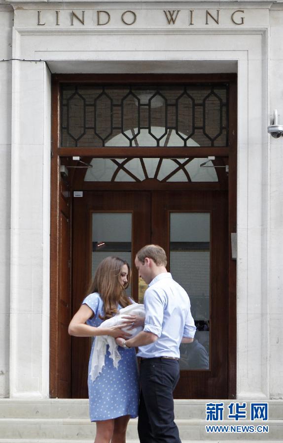 Prince William, his wife Kate and their newborn baby boy have arrived at Kensington Palace. Just before they left the hospital, the royal couple gave the world its first glimpse of Britain’s newest Prince. (Photo/ Xinhua)