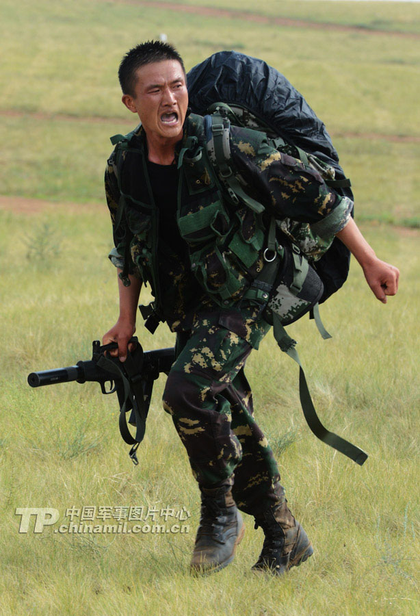 The special operation members from various military area commands of the PLA participate in the anti-terrorism and 40 kilometers orienteering parts of the land subjects of the competition on July 21, 2013. They challenged physiological limits in the complex environment, and withstood the test of live-fire contest.  (China Military Online/Li Jing)