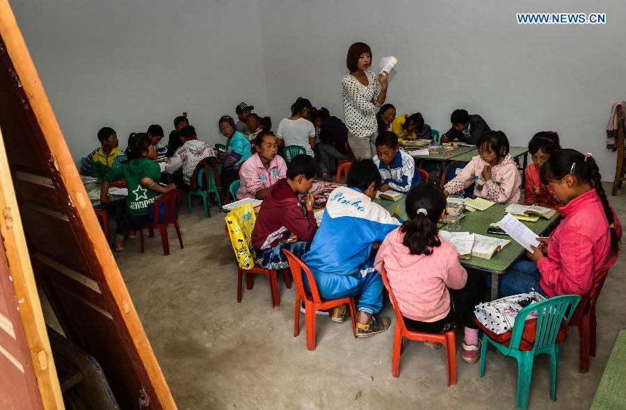 Children attend a summer tutoring session in Shendu Township of quake-hit Minxian County, northwest China's Gansu Province, July 24, 2013. A 6.6-magnitude quake hit northwest China's Gansu Province on Monday morning, leaving 95 dead and 1,001 injured. (Xinhua/Liu Xiao)