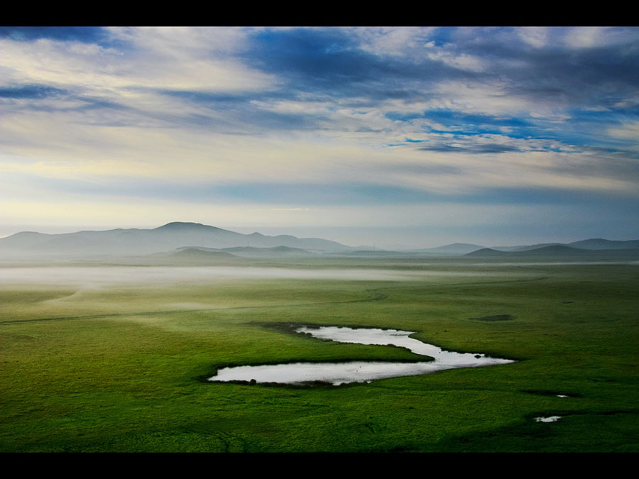 Saihanba, 400 km from Beijing, means 'beautiful highland' in Mongolian. This was the hunting field of the Qing Emperors and has stunning scenery in autumn.(China.org.cn)