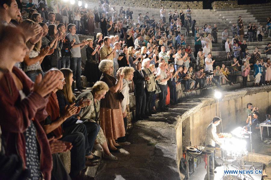 The audiance applaud at the end of the Chinese version of Shakespeare's drama Charles III in Bitola, Macedonia, July 25, 2013. The Chinese version of Shakespeare's drama Charles III was staged on Thursday night as the final show of the Shakespeare Drama Festival at a roman amphitheatre in Bitola. (Xinhua/Jia Zhou)