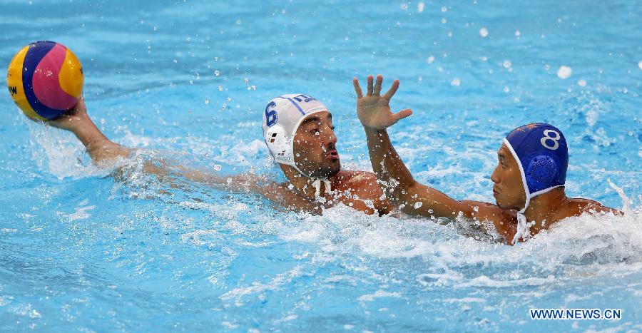 China's Wang Yang(R) vies with Italy's Maurizio Felugo during Men's Waterpolo Quarterfinal Qualification match between China and Italy in the 15th FINA World Championships at Piscines Bernat Picornell in Barcelona, Spain on July 28, 2013. China lost 3-11.(Xinhua/Wang Lili)