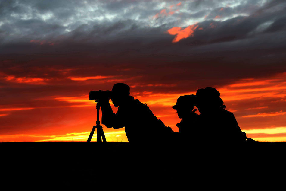 Photo taken on July 15 shows special operations soldier training in the dusk in Beijing. On July 24, the first contest of special operations teams came to a successful end in Hohhot.  (Xinhua/Wang Jianmin)