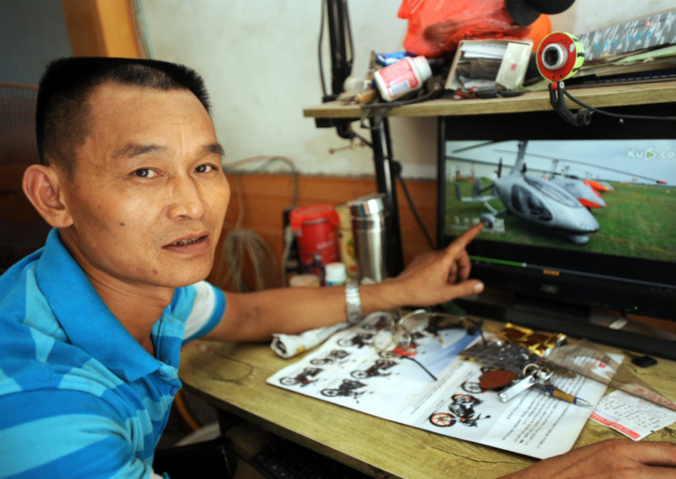 Wen Jiaquan, a 54-year-old repairman, makes a rotorcraft by following the video and indications on Internet in southwest China's Chongqing municipality on July 28, 2013. He and his wife have never flown before but shared the same dream of flying in the sky. Wen who only received primary school education has spent 10,000 yuan ($1,630) on the semi-finished rotorcraft. As the rotorcraft hasn't been finished, we still don't know if it can be a success. (Photo/GMW)