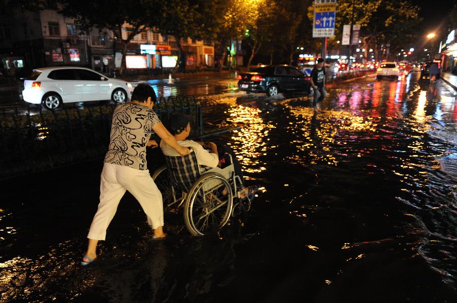 Torrential rainfall brings little cool to Hangzhou