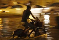 Heavy rain hits Hangzhou, causing traffic jam