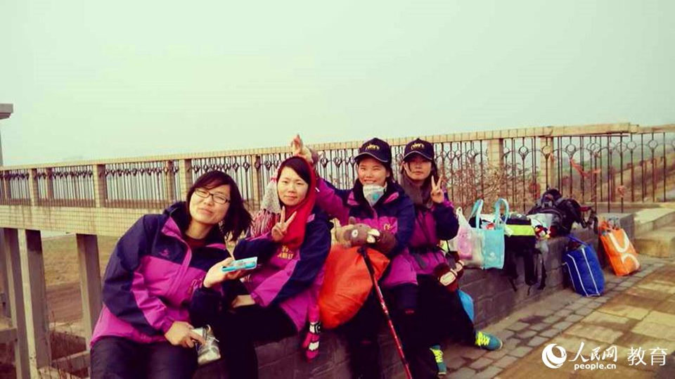 The students pose for photo on a bridge, marking the first day of the journey. (Photo provided to People’s Daily Online)