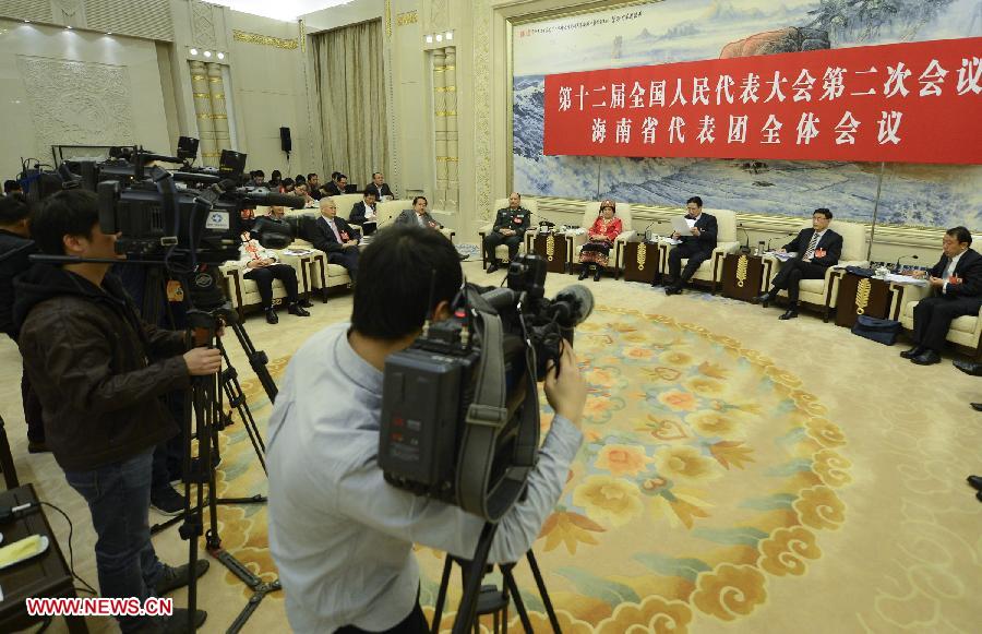 Lawmakers continue panel discussions in Beijing