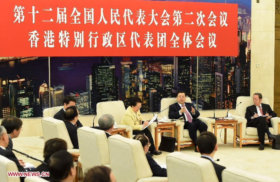 Top legislator joins discussion with deputies from HK, Macao during 2nd session of 12th NPC