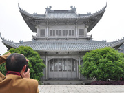 Tower made of 2,500 kg recycled silver glitters in Hunan