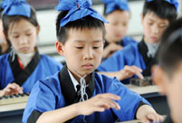 Children in ancient costumes learn Zhusuan