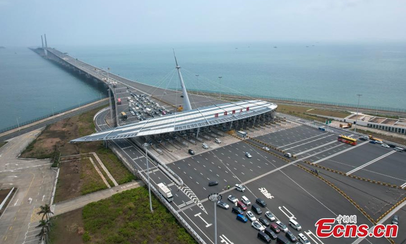 Vehicles line up to pass through Zhuhai Port on the Hong Kong-Zhuhai-Macao Bridge in Zhuhai, south China's Guangdong Province, April 27, 2024. The Zhuhai port of the Hong Kong-Zhuhai-Macao Bridge handled 19,570 vehicles on Saturday. Photo: China News Service